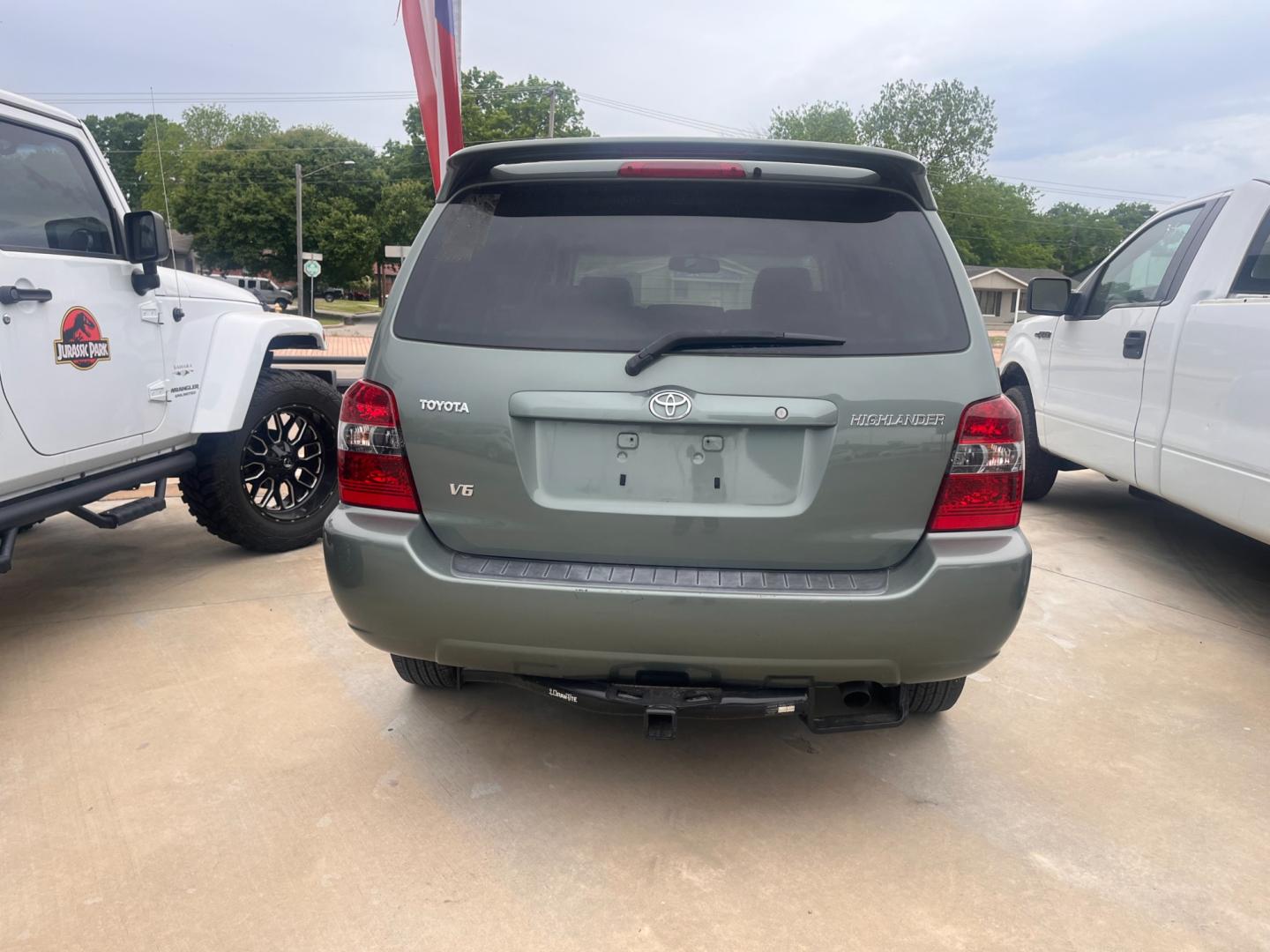 2007 GREEN Toyota Highlander V6 2WD with 3rd-Row Seat (JTEDP21A370) with an 3.3L V6 DOHC 24V engine, 5-Speed Automatic Overdrive transmission, located at 8101 E. Skelly Dr., Tulsa, OK, 74129, (918) 592-3593, 36.121891, -95.888802 - Photo#5